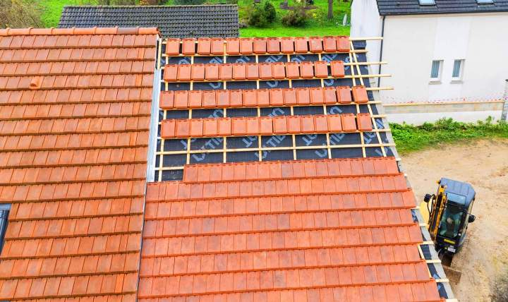 Nous remplaçons les revêtements de toiture abîmés.