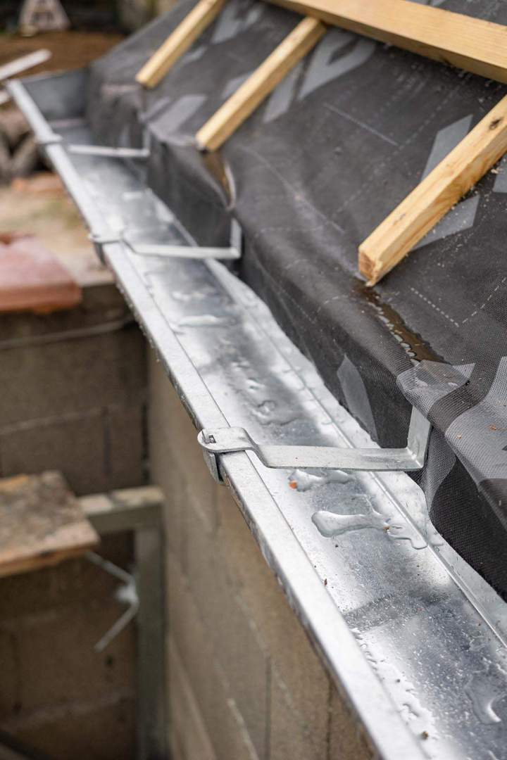 Nos zingueurs chevronnés se chargent de l’installation de vos gouttières.