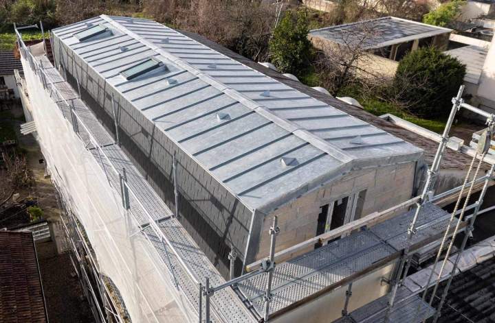 Mise en place couverture zinc