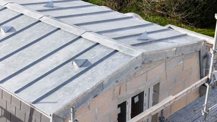 Toit bâtiment zinc
